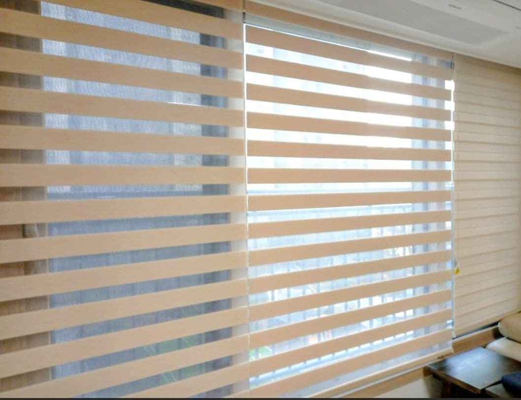 サイズの大きい調光ロールスクリーン 239cm×147cm