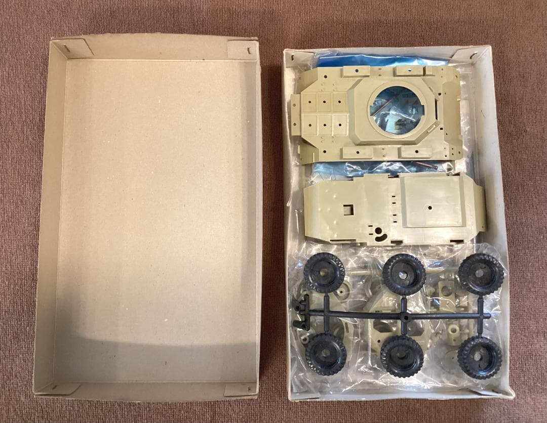 タミヤ 1/35 イギリス サラディン装甲車MkⅡ・ 25ポンド砲 小鹿 - メルカリ