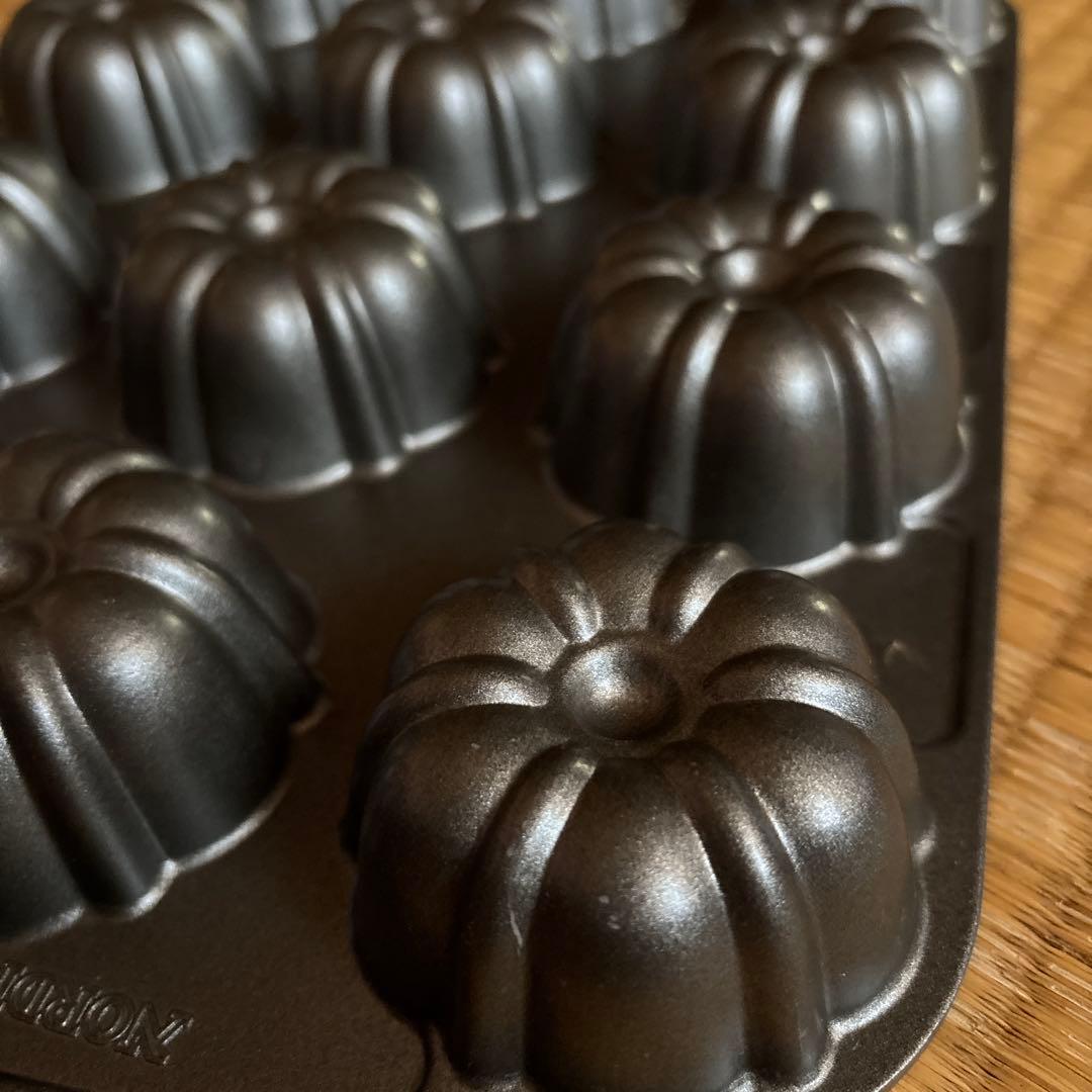 【新品】ノルディックウェア花型ミニケーキ型 １枚 12個