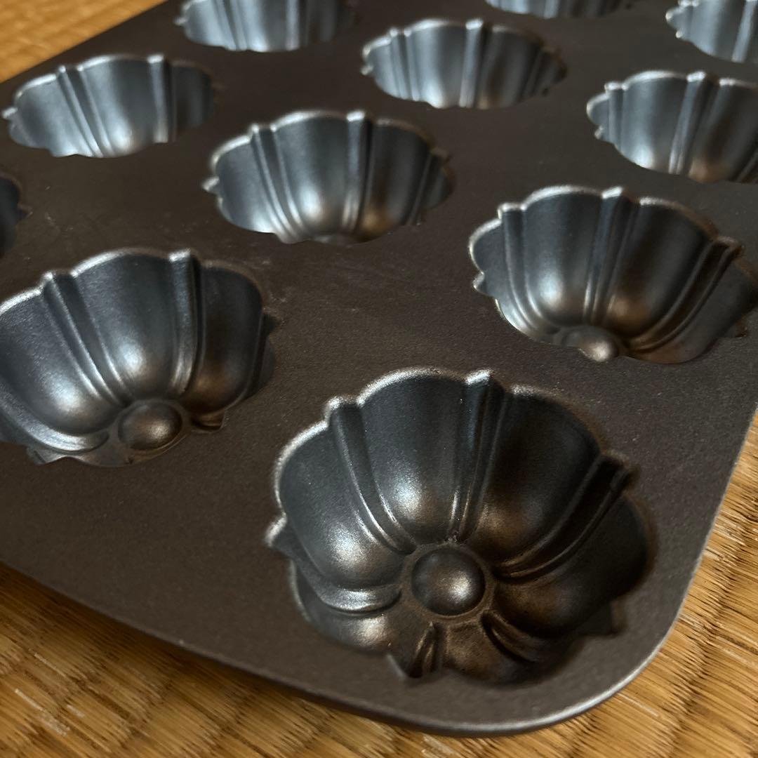 【新品】ノルディックウェア花型ミニケーキ型 １枚 12個