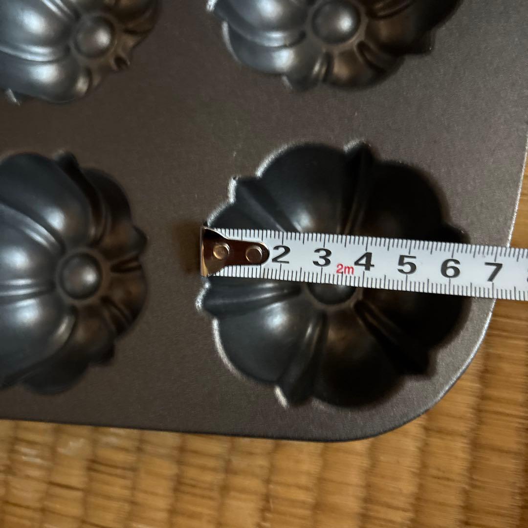 【新品】ノルディックウェア花型ミニケーキ型 １枚 12個