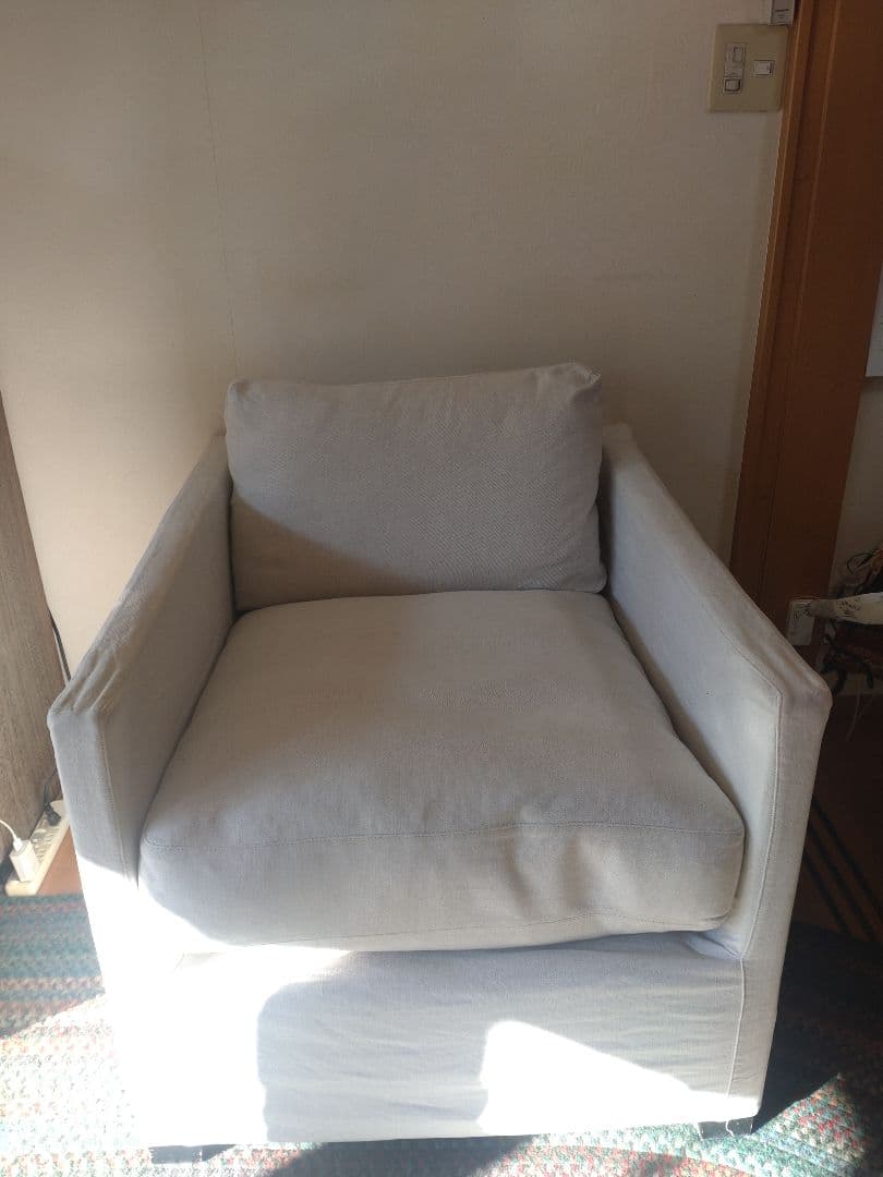 ザ・コンランショップ、 フェザークッションを使用したモダンな一人人掛けソファ