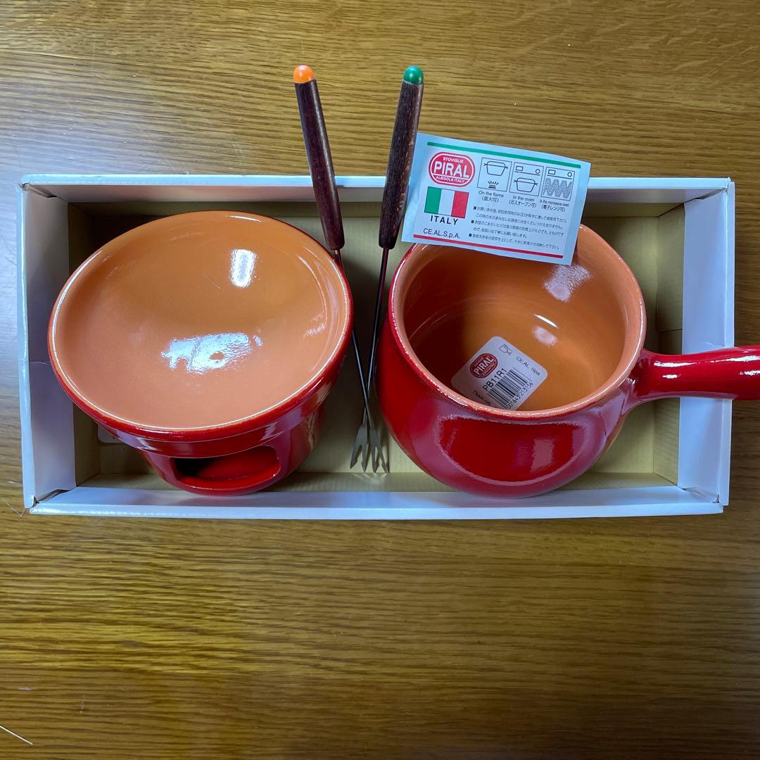 イタリア製「PIRAL（ピラル）」のフォンデュ鍋 落ち着いた赤色がとても可愛い