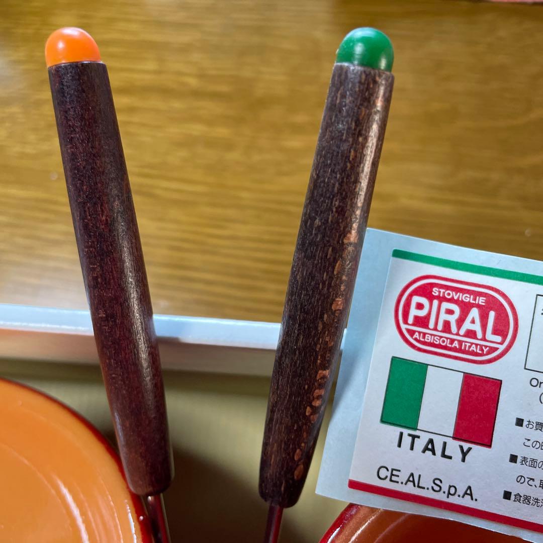 イタリア製「PIRAL（ピラル）」のフォンデュ鍋 落ち着いた赤色がとても可愛い