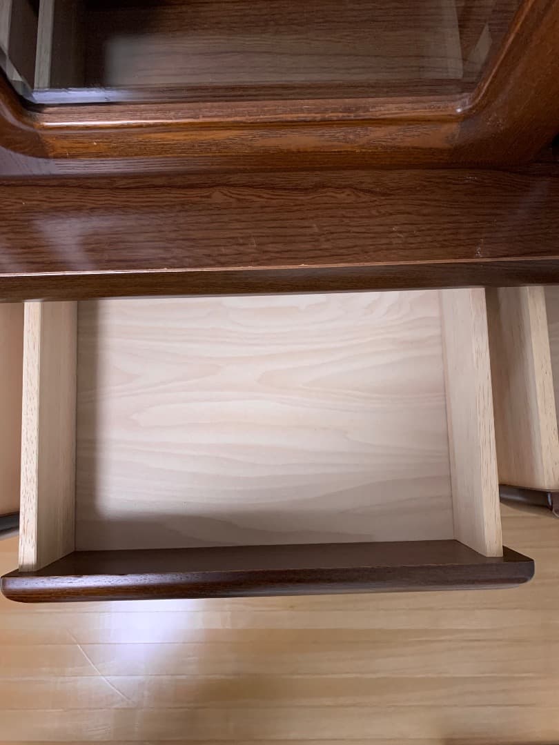 ガラス扉本棚　飾り棚