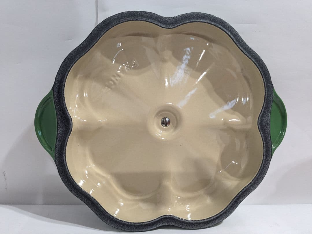 レア品未使用　ル・クルーゼ　ココット　トレフル　クローバー　20cm　エメラルド