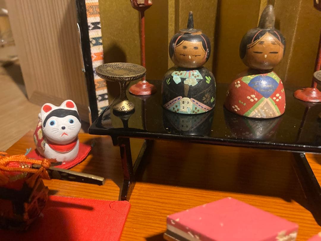 小さい小さい雛人形と小さい小さい雛道具