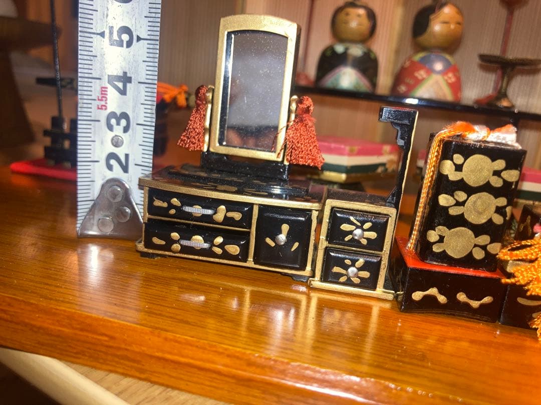 小さい小さい雛人形と小さい小さい雛道具