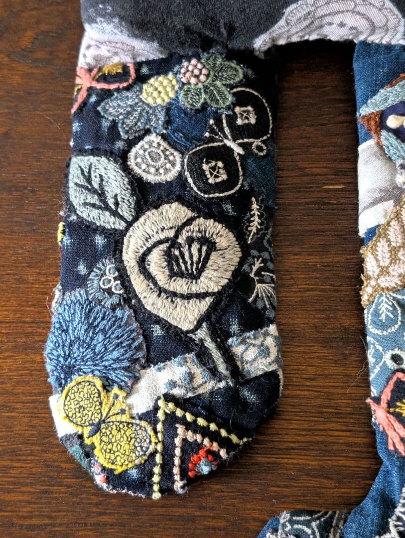 《藍染とミナペルホネンをまとった猫》古布　藍型染　サリーS　刺し子　抱きぐるみ