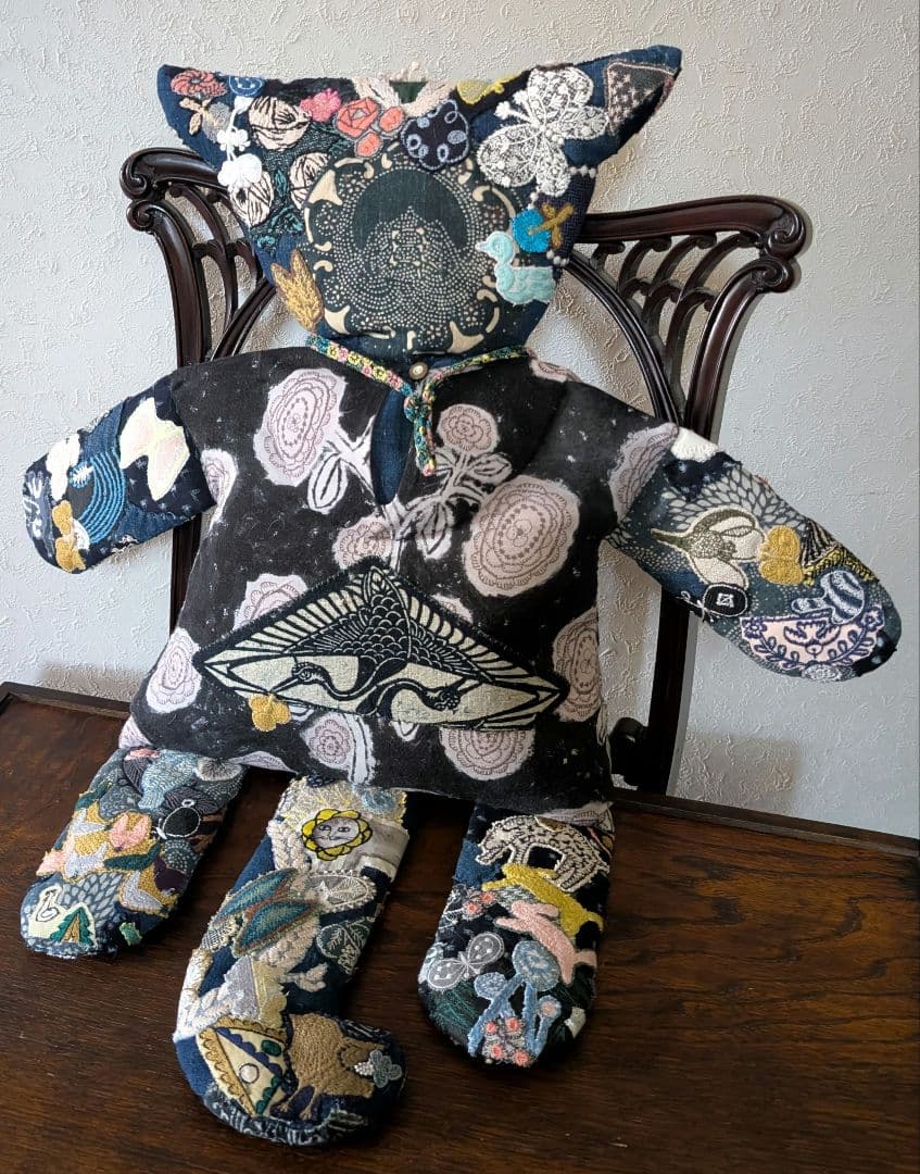 《藍染とミナペルホネンをまとった猫》古布　藍型染　サリーS　刺し子　抱きぐるみ