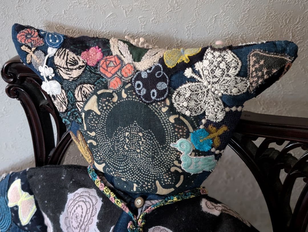 《藍染とミナペルホネンをまとった猫》古布　藍型染　サリーS　刺し子　抱きぐるみ