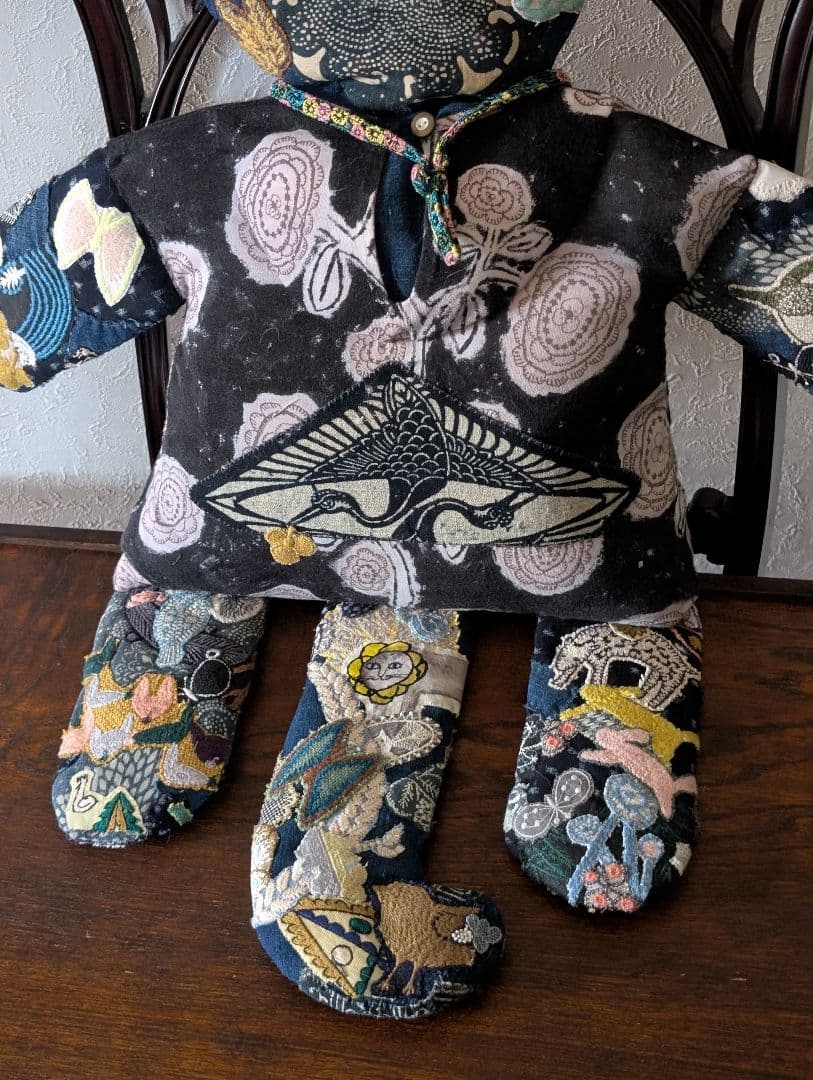 《藍染とミナペルホネンをまとった猫》古布　藍型染　サリーS　刺し子　抱きぐるみ