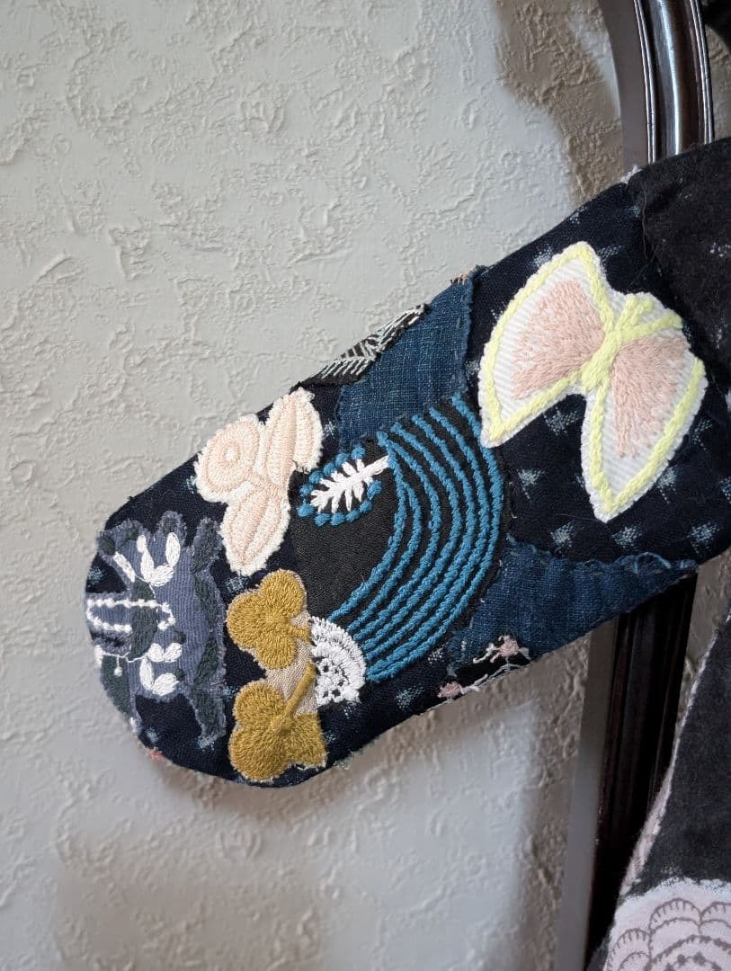 《藍染とミナペルホネンをまとった猫》古布　藍型染　サリーS　刺し子　抱きぐるみ