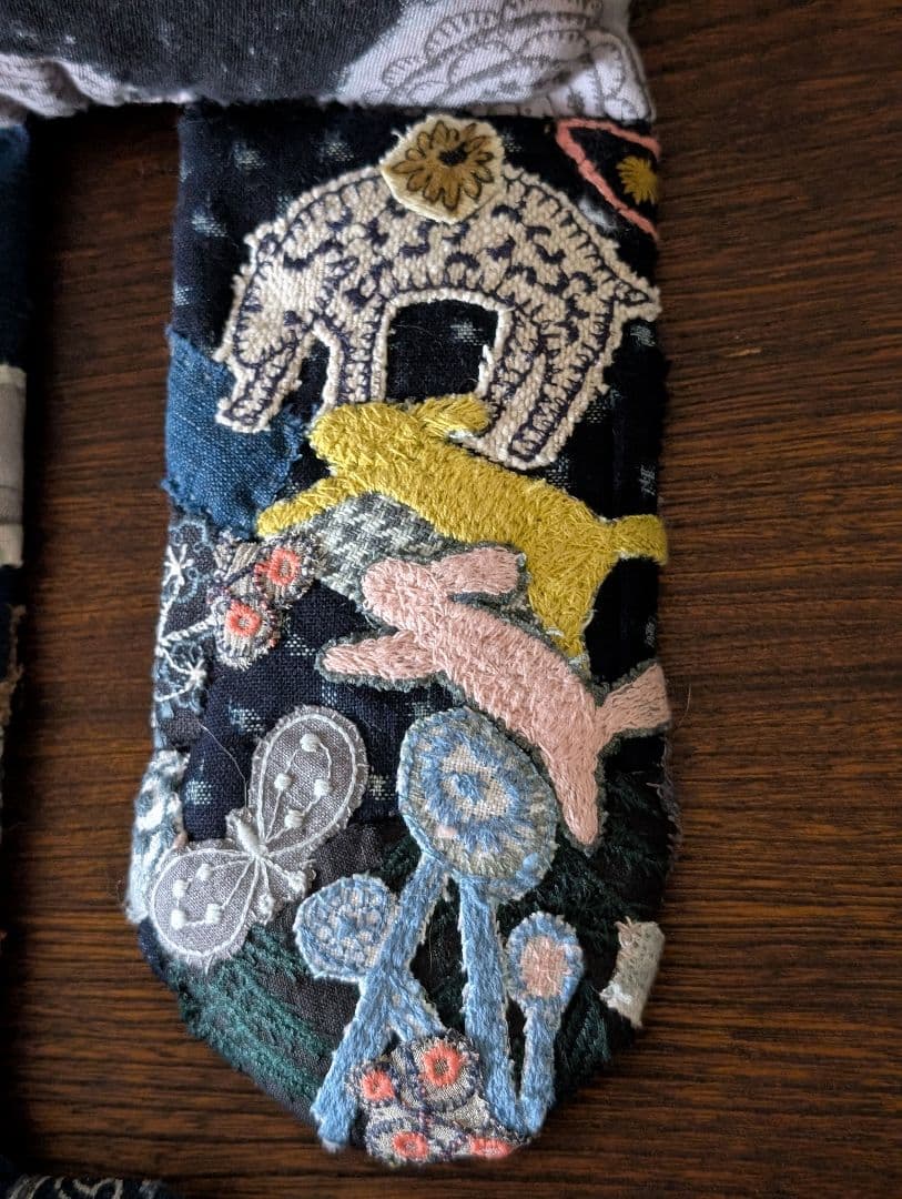 《藍染とミナペルホネンをまとった猫》古布　藍型染　サリーS　刺し子　抱きぐるみ