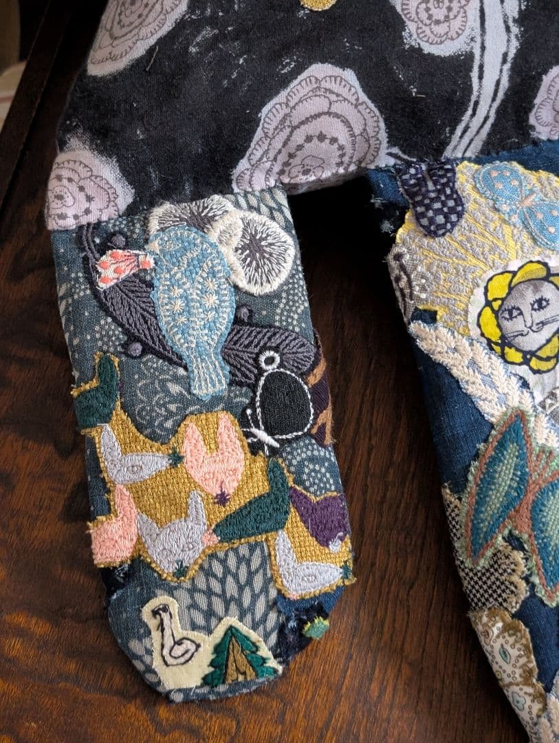 《藍染とミナペルホネンをまとった猫》古布　藍型染　サリーS　刺し子　抱きぐるみ