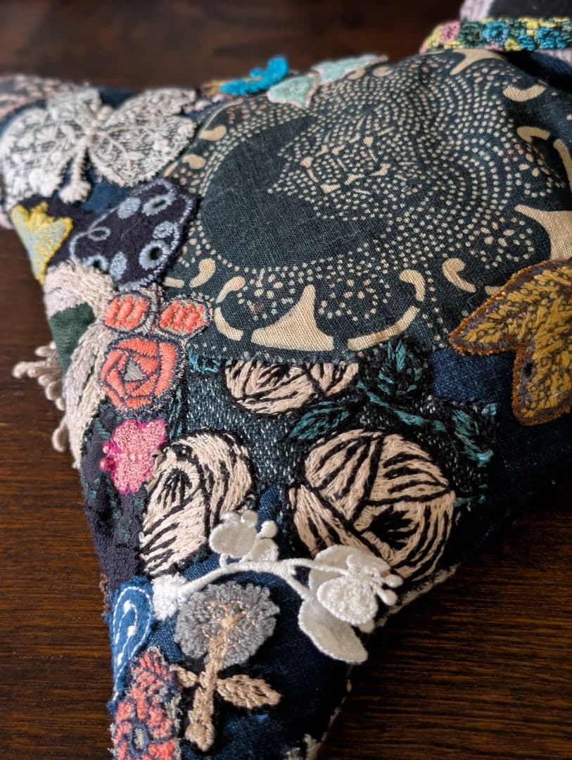 《藍染とミナペルホネンをまとった猫》古布　藍型染　サリーS　刺し子　抱きぐるみ