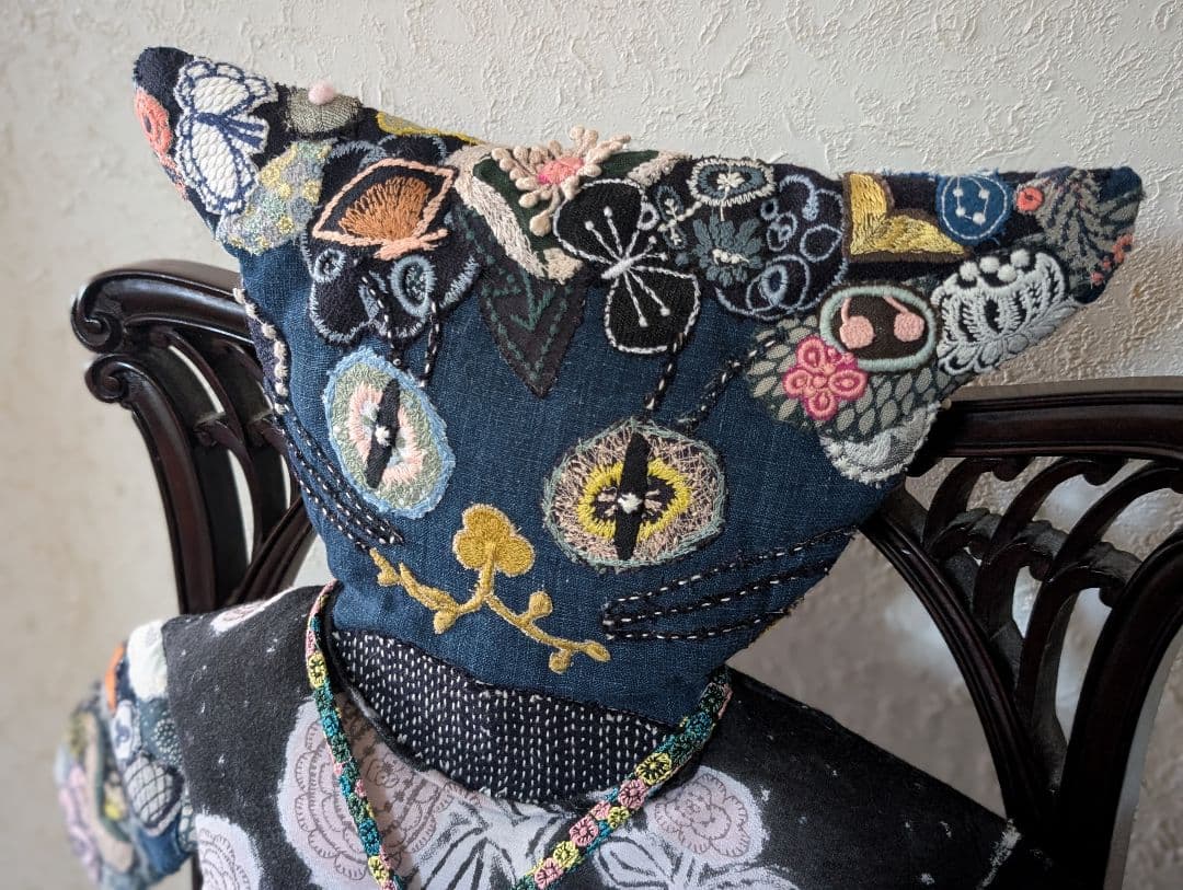 《藍染とミナペルホネンをまとった猫》古布　藍型染　サリーS　刺し子　抱きぐるみ