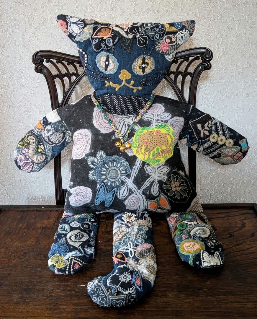 《藍染とミナペルホネンをまとった猫》古布　藍型染　サリーS　刺し子　抱きぐるみ