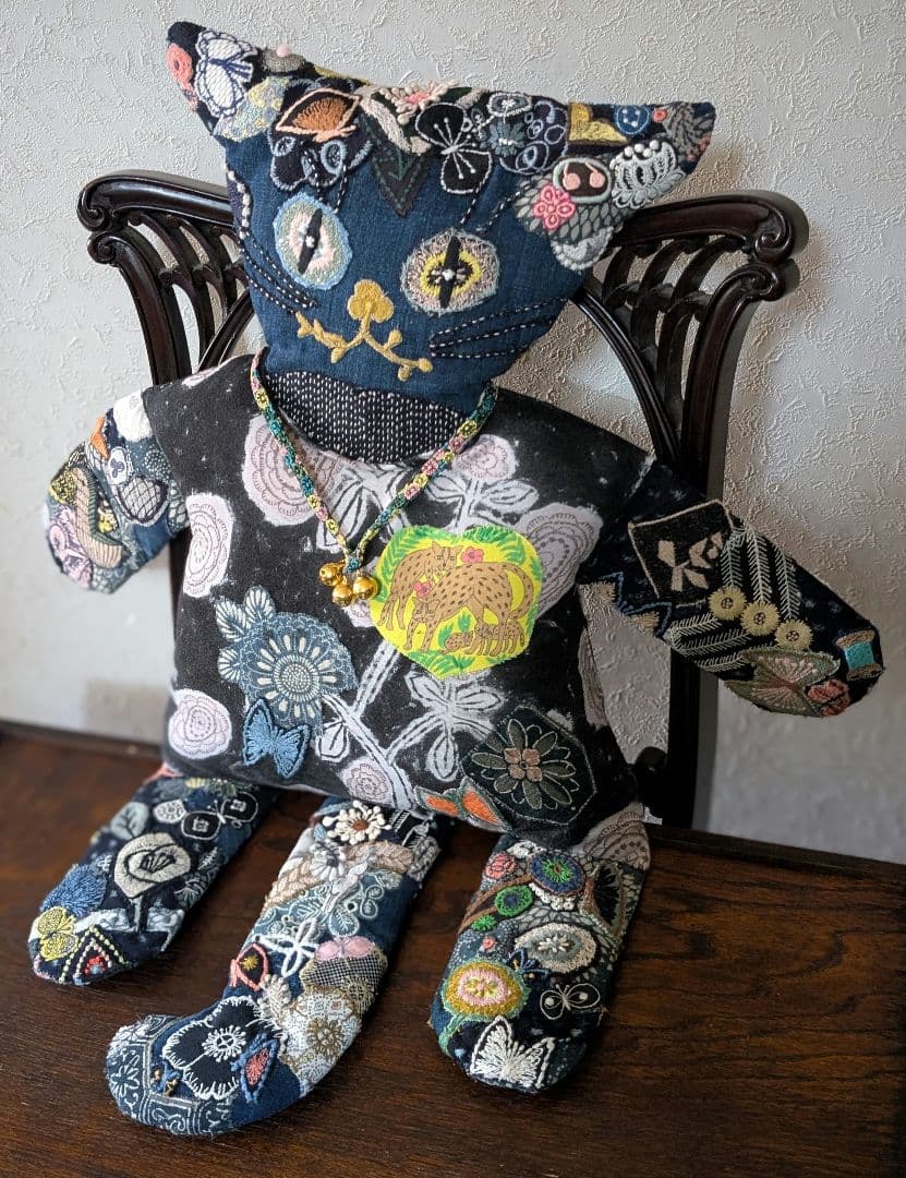 《藍染とミナペルホネンをまとった猫》古布　藍型染　サリーS　刺し子　抱きぐるみ