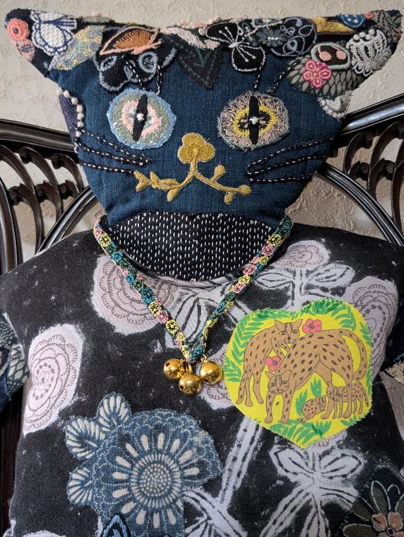 《藍染とミナペルホネンをまとった猫》古布　藍型染　サリーS　刺し子　抱きぐるみ