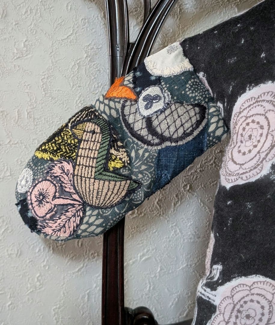 《藍染とミナペルホネンをまとった猫》古布　藍型染　サリーS　刺し子　抱きぐるみ