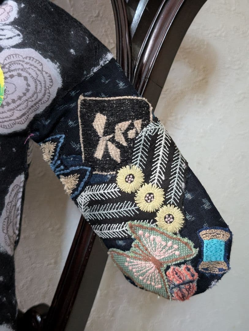 《藍染とミナペルホネンをまとった猫》古布　藍型染　サリーS　刺し子　抱きぐるみ