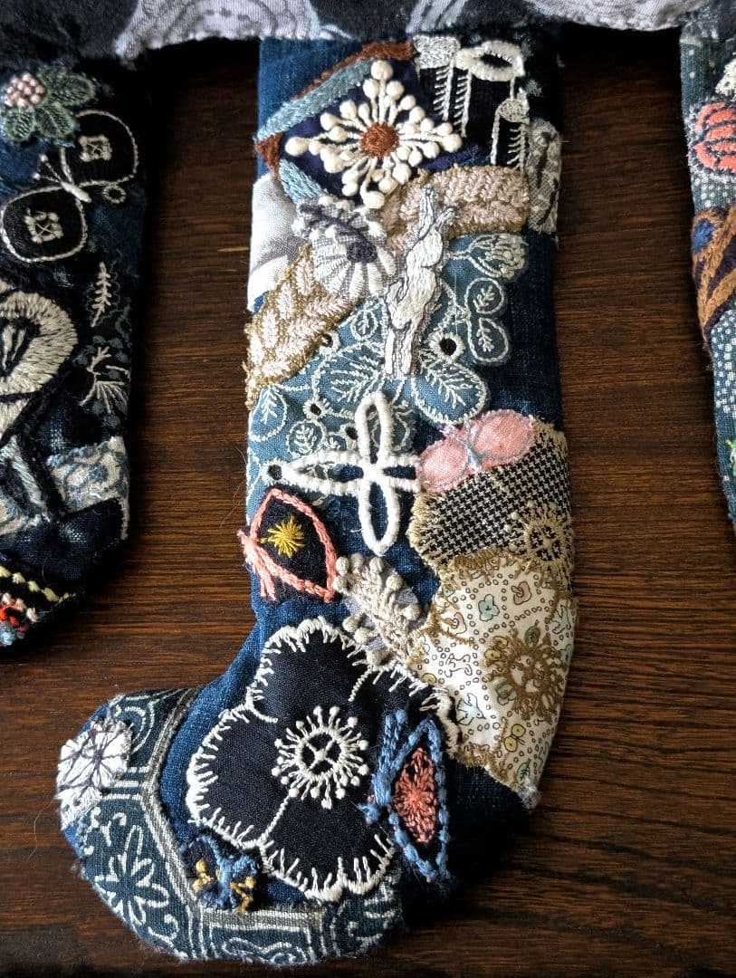 《藍染とミナペルホネンをまとった猫》古布　藍型染　サリーS　刺し子　抱きぐるみ