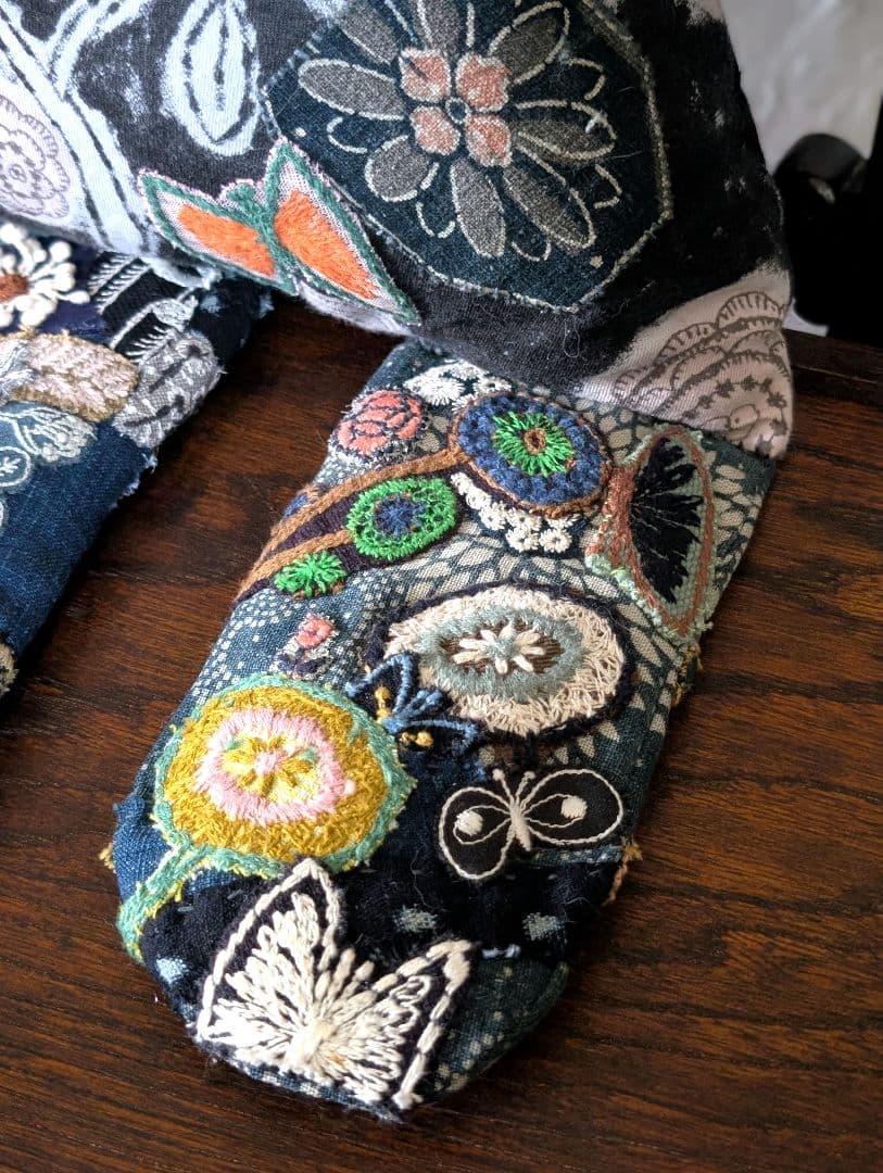 《藍染とミナペルホネンをまとった猫》古布　藍型染　サリーS　刺し子　抱きぐるみ