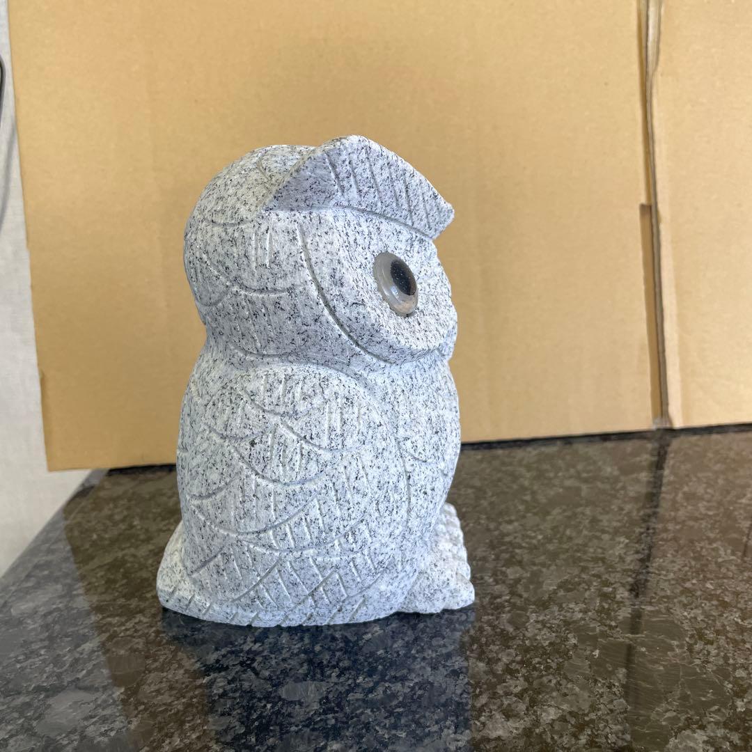 フクロウ型石の置物