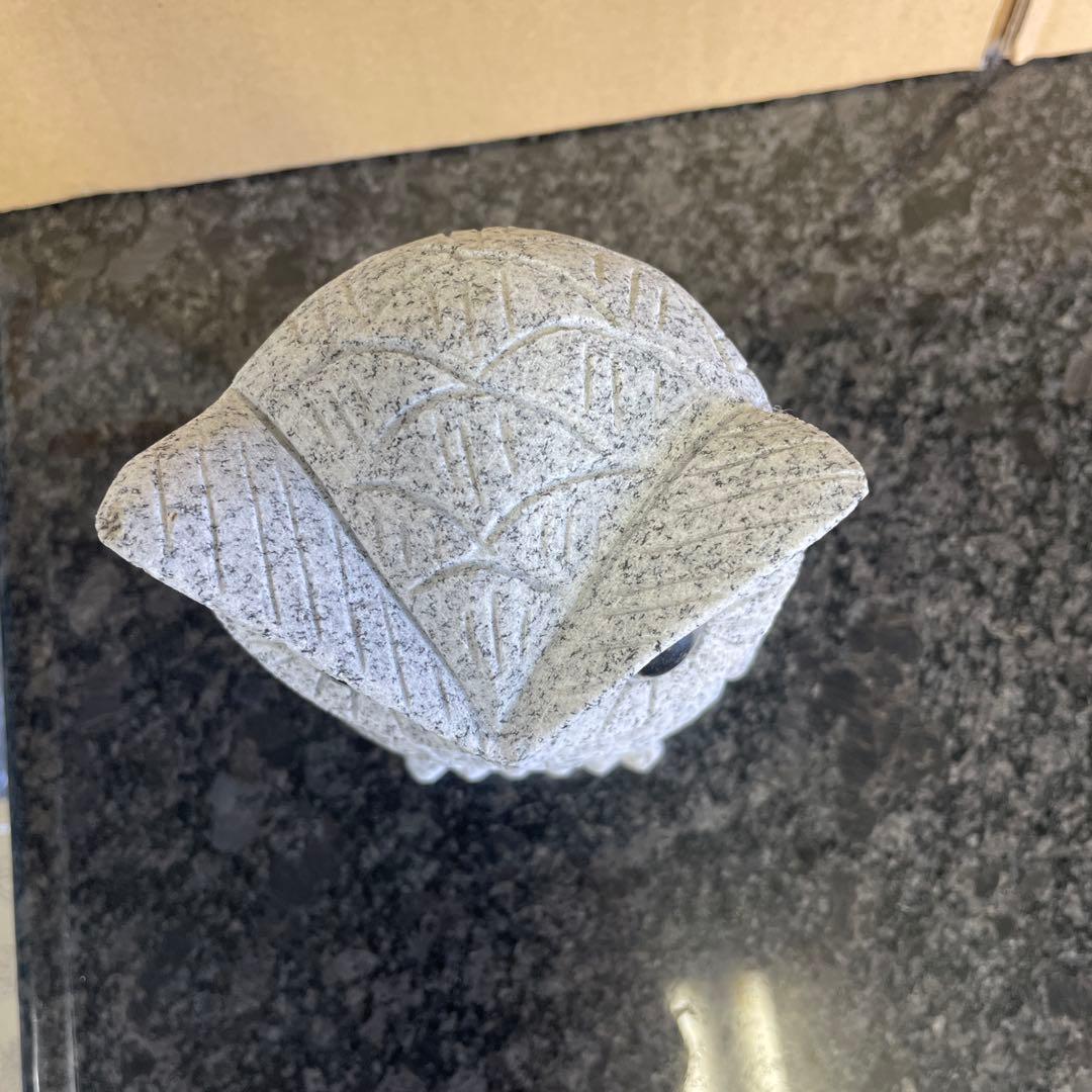 フクロウ型石の置物