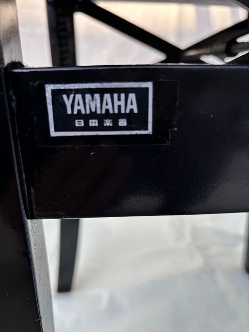 YAMAHA 背もたれ付ピアノ椅子　足部フェルト付き　座面新品比較的きれい