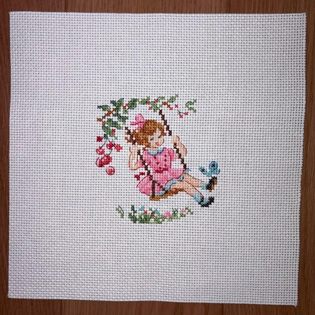 A 女の子とブランコ ヴェロニク アンジャンジェ .クロスステッチ 完成