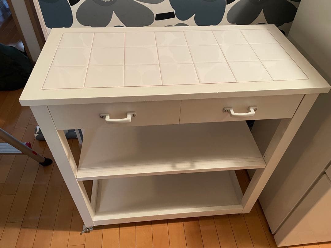 ホワイトキッチンカウンター タイルトップ