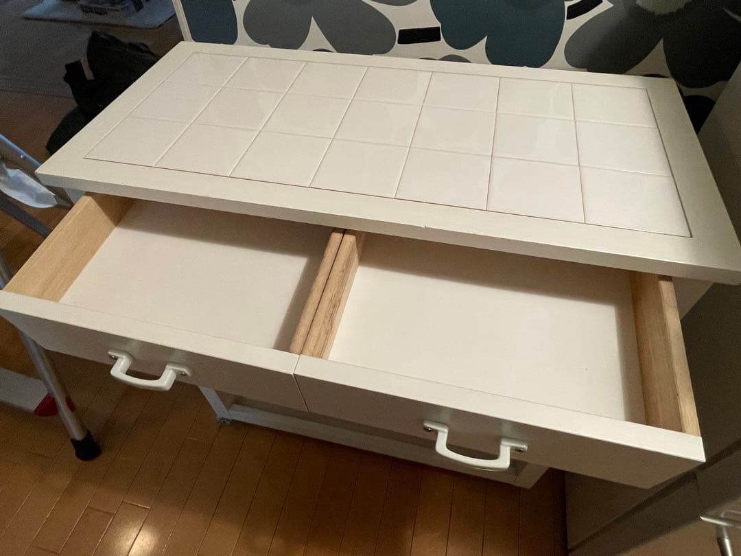 ホワイトキッチンカウンター タイルトップ