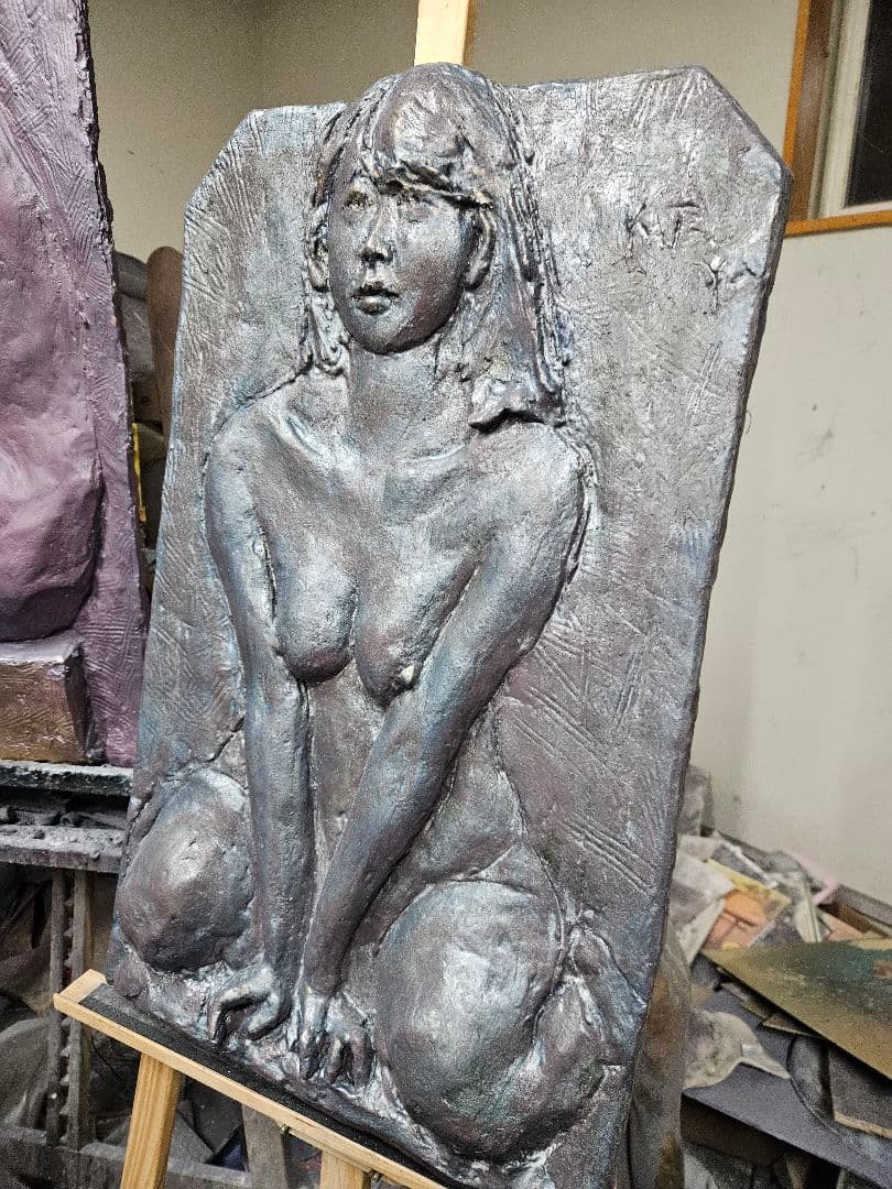 彫刻レリーフ座り込む裸婦