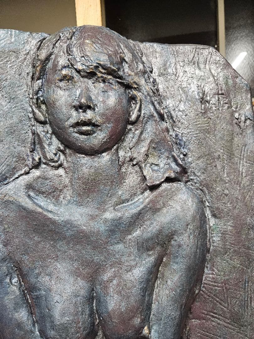 彫刻レリーフ座り込む裸婦