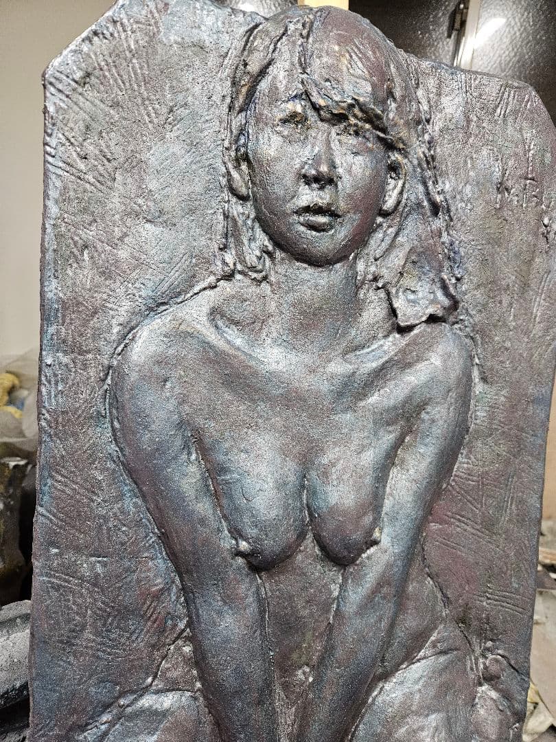 彫刻レリーフ座り込む裸婦