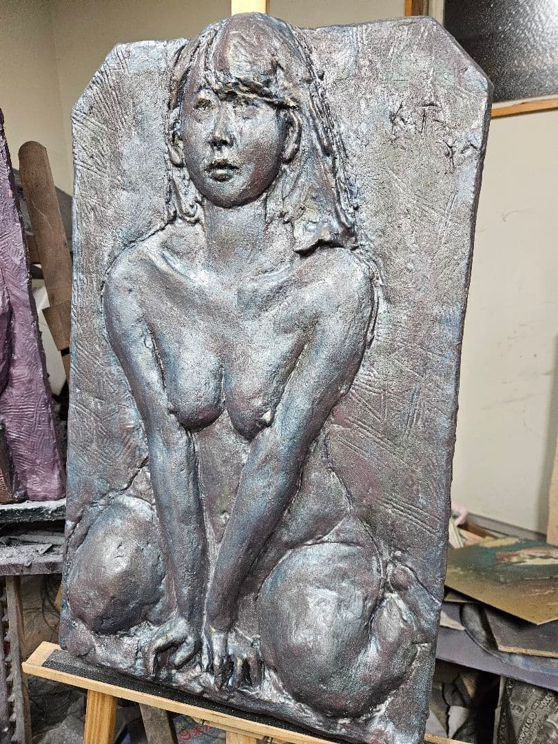彫刻レリーフ座り込む裸婦