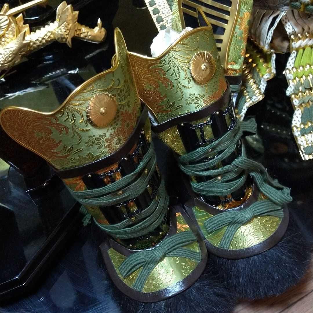 金箔の屏風と子供用、甲冑