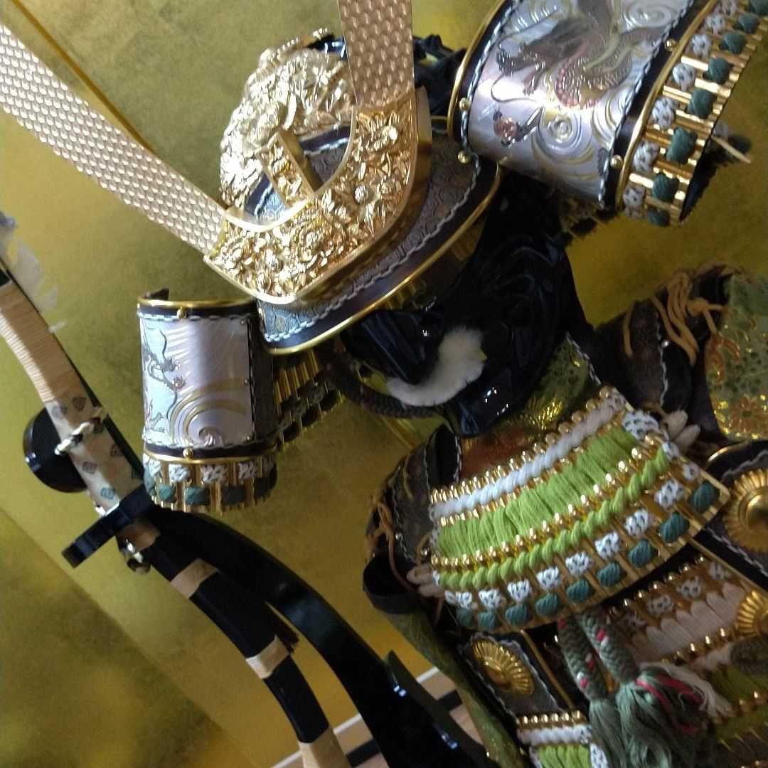金箔の屏風と子供用、甲冑