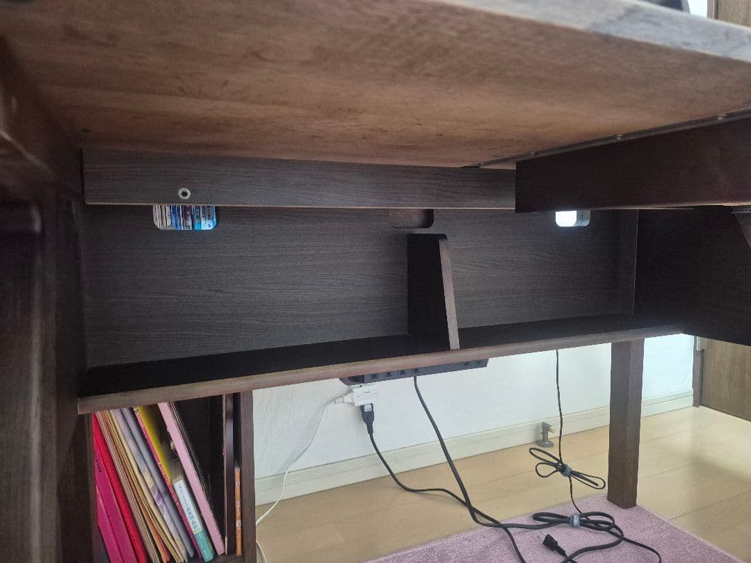 Karimoku ピュアナチュール モカブラウン デスクとパネルのみ、照明付き