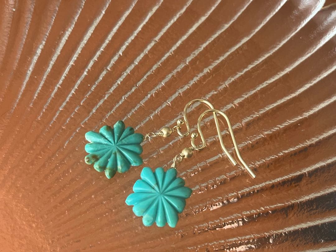 kayaです。14kgfアリゾナターコイズフラワーカービングピアス