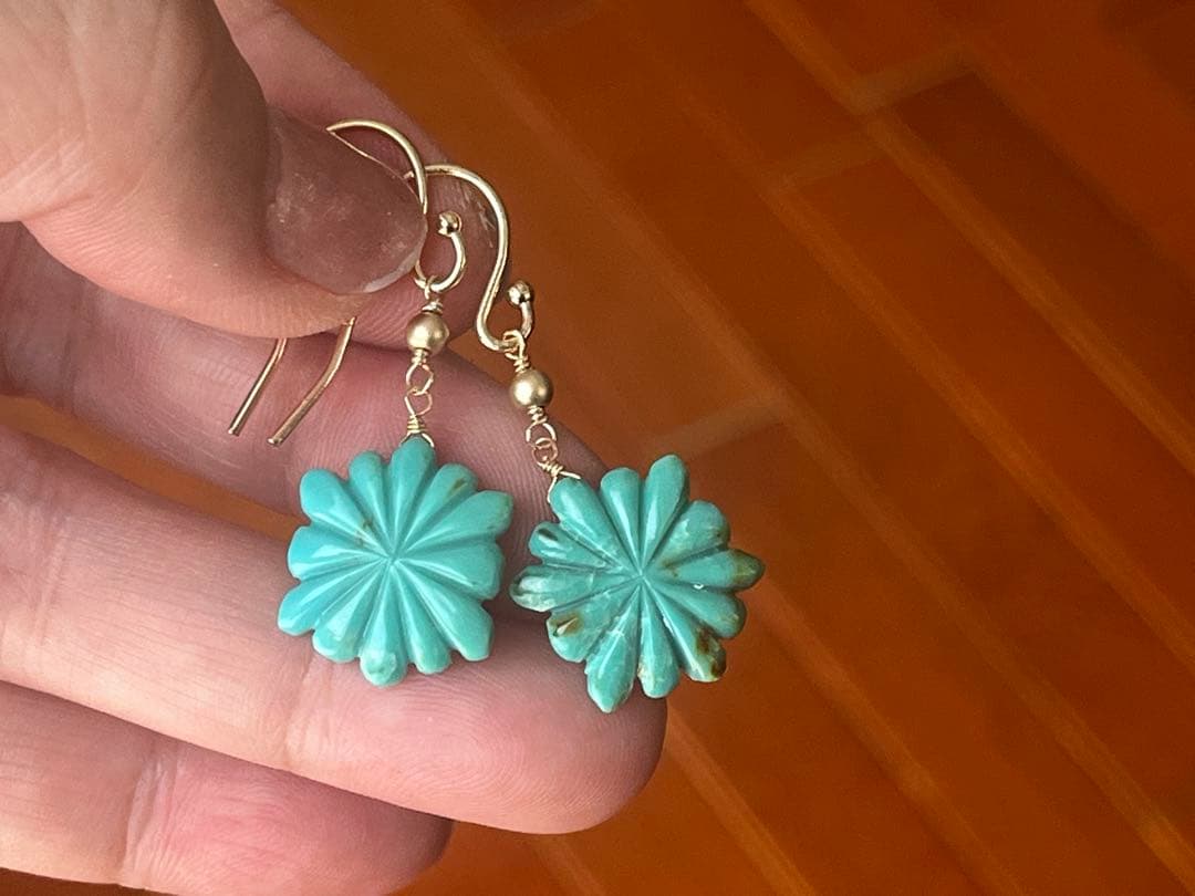 kayaです。14kgfアリゾナターコイズフラワーカービングピアス