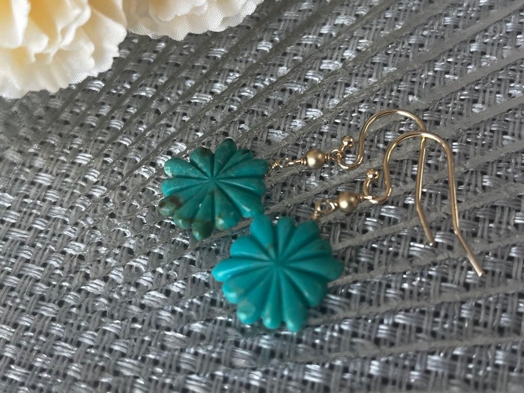 kayaです。14kgfアリゾナターコイズフラワーカービングピアス