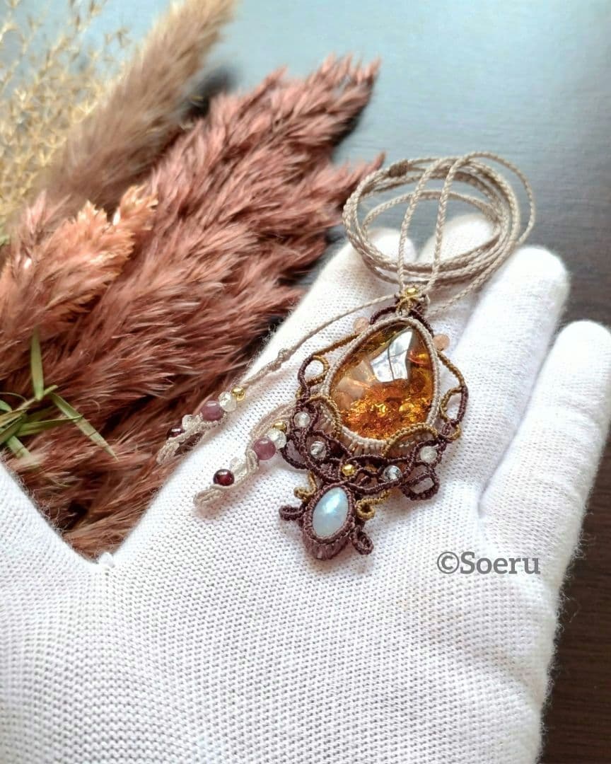 アンバー＆レインボームーンストーンのマクラメ編みネックレス　ペンダント　天然石