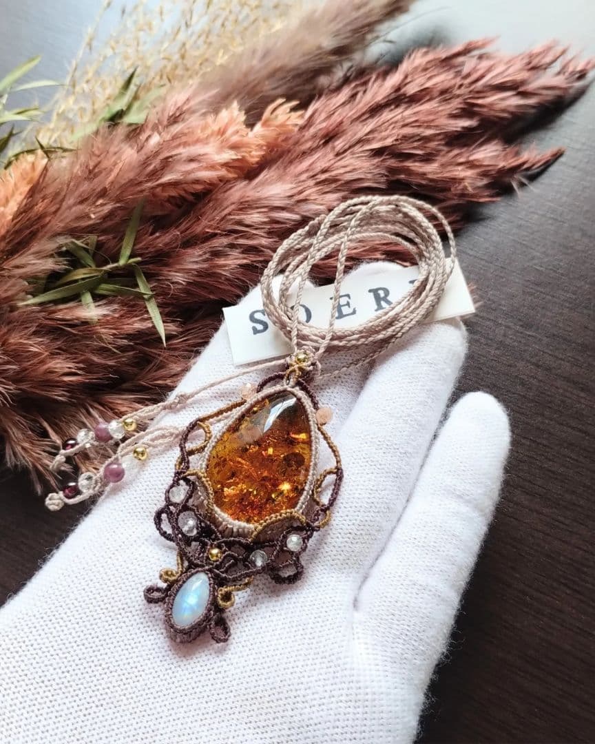 アンバー＆レインボームーンストーンのマクラメ編みネックレス　ペンダント　天然石