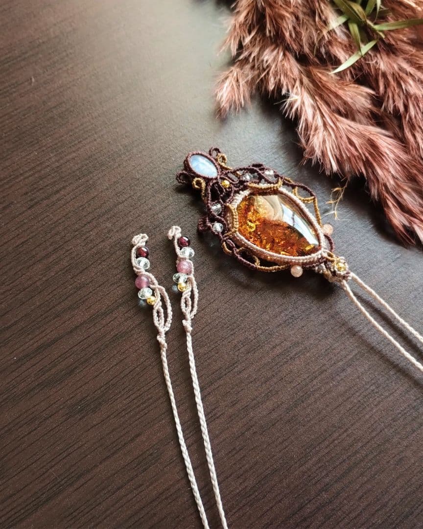 アンバー＆レインボームーンストーンのマクラメ編みネックレス　ペンダント　天然石