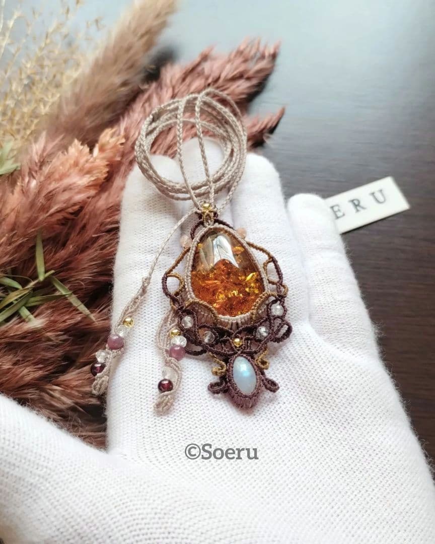 アンバー＆レインボームーンストーンのマクラメ編みネックレス　ペンダント　天然石