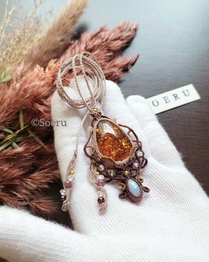 アンバー＆レインボームーンストーンのマクラメ編みネックレス　ペンダント　天然石