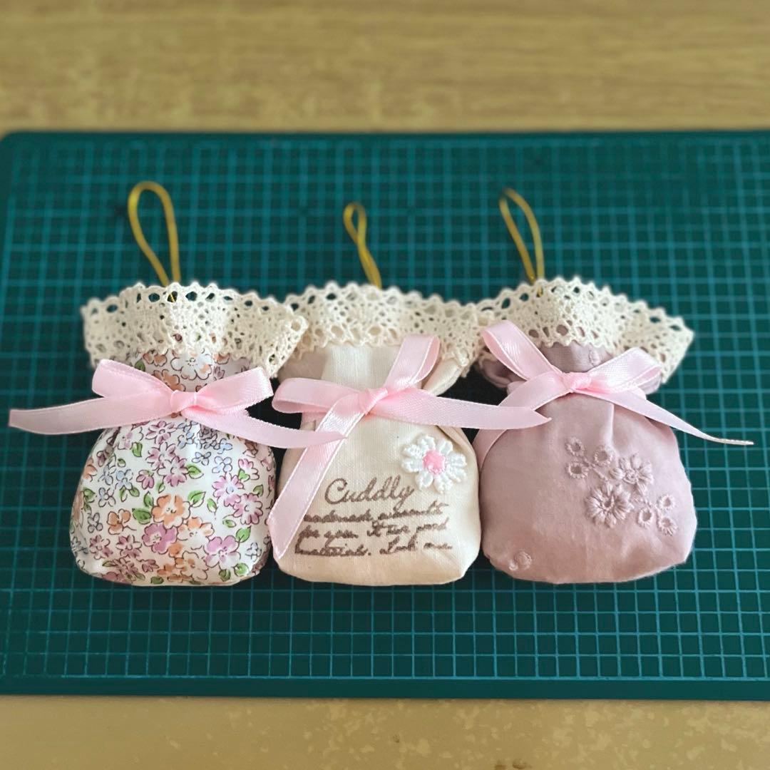 2402-22 ミニストラップサシェ 香り袋 3個組 くすみピンク 花柄 レース